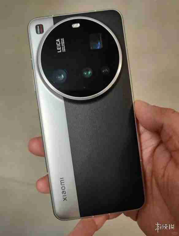 小米15 Ultra外观公布:双拼色设计 双长焦四摄镜头!