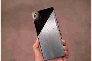 Infinix 在 MWC 上推出太阳能电池板手机，以后出门不用带充电器啦！